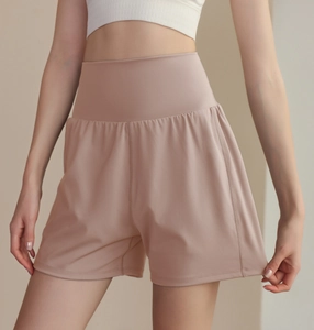 Détail du short de sport taille haute pour femme en rose tendre avec large ceinture
