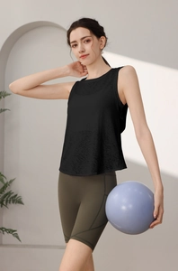 Dettaglio del gilet fitness in nylon nero traspirante con trama a nido d'ape speciale