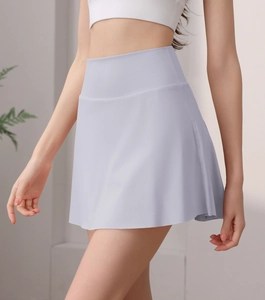 Detailaufnahme des hellvioletten High-Waist Sportrock-Hose mit glatten Nähten