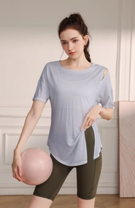 Vue détaillée du haut de yoga en Tencel avec découpe à l'épaule et fente latérale