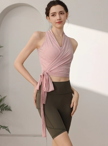 Set gilet yoga jacquard rosa con lacci e pantaloncini fitness verdi a vita alta