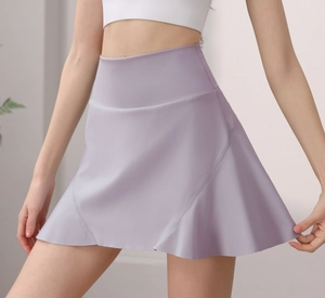 Dettaglio della gonna-pantalone sportiva viola chiaro con vita alta e tessuto elastico