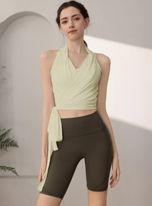 Completo sportivo da donna con canotta jacquard e pantaloncini da ciclista giallo e oliva