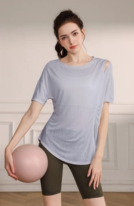 Détail du haut de yoga bleu clair avec épaule dénudée et cordon de serrage latéral