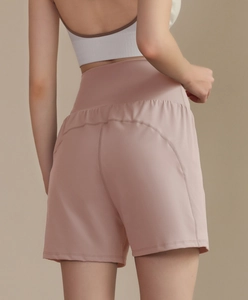 Vue arrière du short de yoga taille haute rose poudré montrant la coupe et l'effet galbant