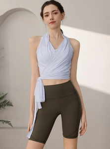 Top sportivo incrociato celeste e pantaloncini yoga verdi a vita alta per fitness