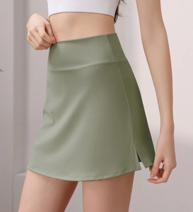 Detailansicht des salbeigrünen Sport-Skorts mit hohem Bund und seitlichem Schlitz