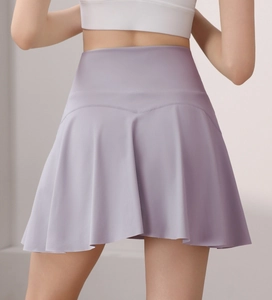 Vista posteriore di gonna-pantalone da tennis plissettata lavanda per lo yoga