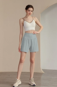 Ensemble de sport pour femme avec débardeur blanc et short de yoga taille haute bleu