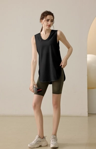 Relaxed fit black sleeveless yoga tank top with rounded hem for athletic workout
