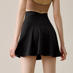 Jupe de tennis noire plissée à taille haute en V pour femmes avec vue de dos