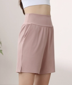 Vue détaillée du short de sport rose à taille haute avec poche latérale et fente latérale