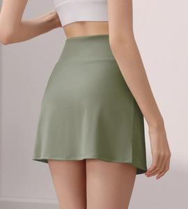 Seitenansicht des grünen Sport-Skorts mit hoher Taille, Schlitz und elastischem Funktionsstoff