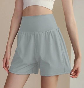 Détail du short de sport taille haute bleu clair pour femme avec coupe évasée en A