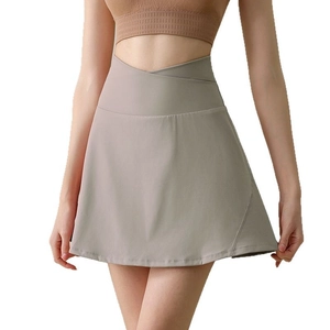 Jupe de tennis taupe à taille haute croisée en V pour la course et le fitness, design élégant