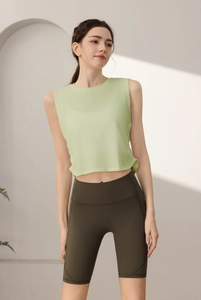 Dettaglio del top da yoga senza maniche e pantaloncini fitness da donna in verde oliva
