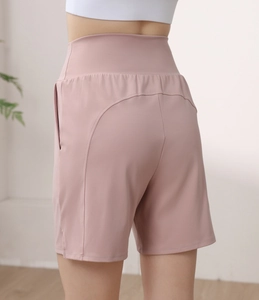 Vue arrière du short de sport rose à taille haute avec poches et coupe amincissante