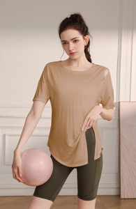 Détail du haut de yoga ample en tencel avec découpe à l'épaule et fente latérale