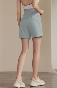 Détail du short de sport 2 en 1 à taille haute avec couture arrière en forme d'arc