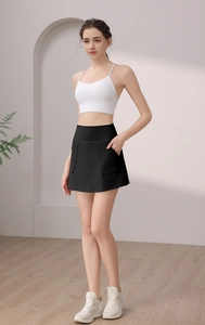 Dettaglio della gonna-pantalone da yoga nera a vita alta con tasca laterale per sport
