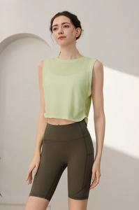 Dettaglio del crop top yoga verde chiaro senza maniche e pantaloncini da ciclista a vita alta