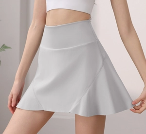 Dettaglio gonna da tennis grigio chiaro a vita alta con cuciture curve e tessuto traspirante