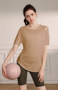 Détail des plis à cordon latéral et de l'épaule ajourée du tee-shirt de yoga beige