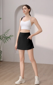 Dettaglio della gonna-pantalone da yoga nera con tasca laterale e design sportivo 2-in-1