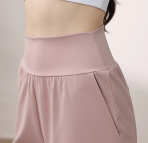 Gros plan sur le short de sport en nylon à taille haute rose poudré avec poches latérales