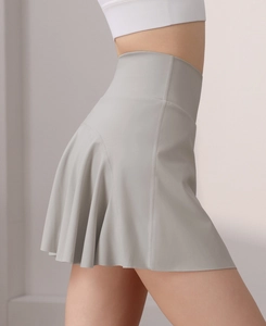 Detailansicht eines Tennisrocks mit hoher Taille und integrierter Sporthose