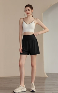 Détail du short de sport noir taille haute avec brassière blanche pour le fitness