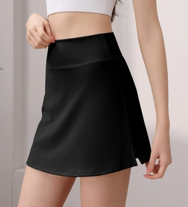 Detail eines schwarzen Sport-Skorts mit hoher Taille, Seitenschlitz und Stretch-Stoff