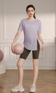 Détail d'un t-shirt de yoga lilas avec fente latérale et découpe à l'épaule