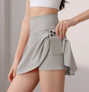 Detailansicht grauer Sport-Skort mit hoher Taille und versteckter Tasche für Handys