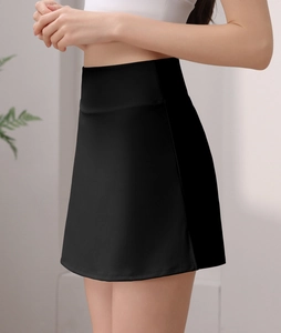 Detailansicht eines schwarzen High-Waist-Sportrocks mit Bauchkontrolle und Anti-Exposition