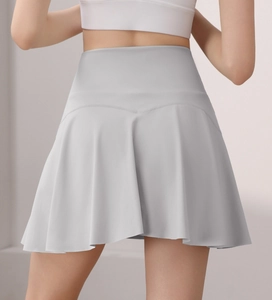 Dettaglio gonna da tennis grigio chiaro a vita alta con cucitura a V sul retro e pieghe