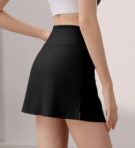 Detailansicht des schwarzen Sportrocks mit hoher Taille und Seitenschlitz für Tennis Yoga