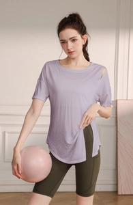 Détail du haut de yoga violet clair avec découpe à l'épaule et fente latérale fluide