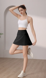 Damen Faltenrock Fitness-Set mit weißem Tanktop für Tennis und Training im Fitnessstudio