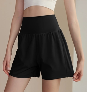 Gros plan d'un short de sport noir à taille haute avec tissu respirant professionnel
