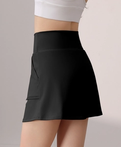 Dettaglio della gonna pantalone nera da tennis a vita alta con tasche laterali
