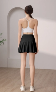 Rückansicht eines schwarzen Tennisrocks mit hoher Taille und Falten-Design für Damen