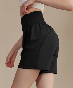 Vue détaillée du short de sport noir à taille haute montrant l'effet galbant et fessier