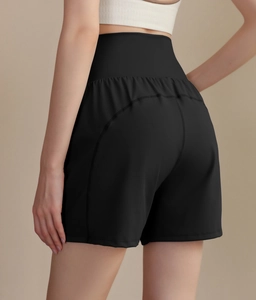 Vue détaillée du short de yoga noir à taille haute avec coutures incurvées galbantes