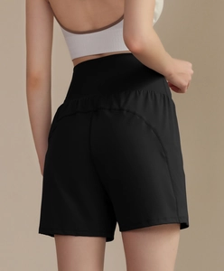 Vue arrière du short de yoga noir taille haute montrant la couture incurvée galbante
