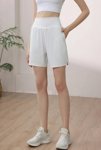 Détail du short de sport blanc en nylon à taille haute avec poches et fentes latérales
