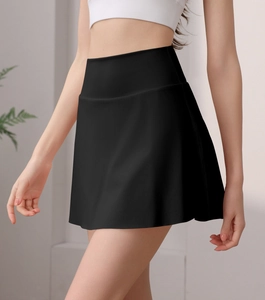 Detailansicht des schwarzen Tennisrocks mit hoher Taille und integrierter Innenhose