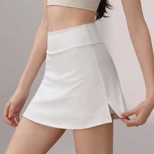 Weiße High-Waist Sport-Minirock für Yoga und Tennis mit integrierter Sicherheitshose