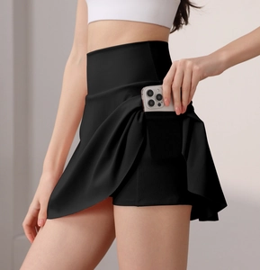 Detail der High-Waist-Sportrock-Hose mit seitlicher Handytasche für Tennis und Laufen