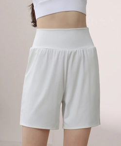 Détail d'un short de sport blanc en nylon à taille haute avec plis et coupe ample